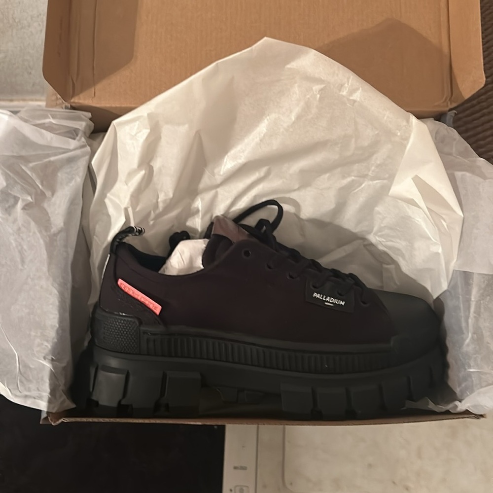 - Palladium Revolt Lo Tx Black Low Sneaker Boot Chunky new Womens 7.5 - Picture 2 of 8